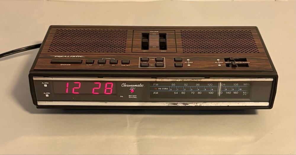 Vintage Realistic CHRONOMATIC 251 Alarm Clock AM/FM Radio Woodgrain Tested Works